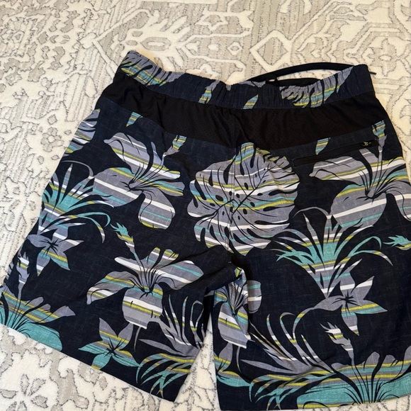 SPEEDO men’s medium swim trunks - Picture 3 of 10